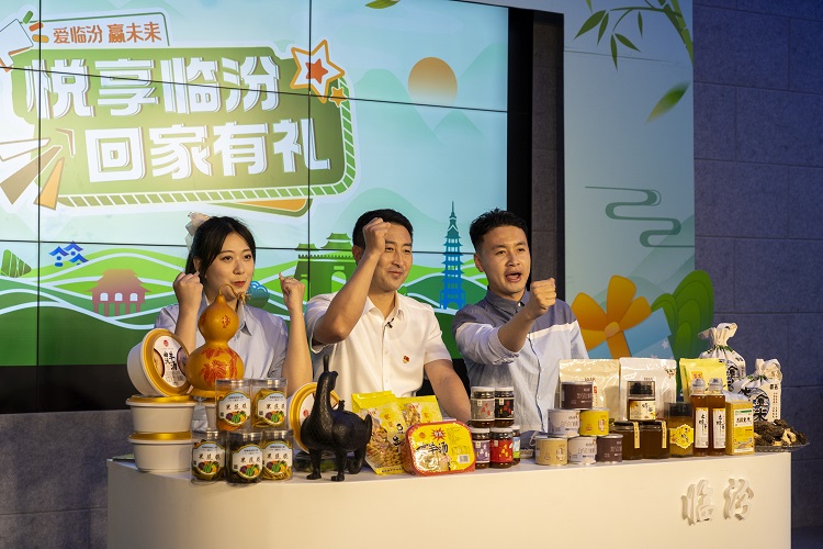6月3日下午，在臨汾原產(chǎn)地商品體驗(yàn)店，曲沃縣副縣長(zhǎng)樊奇選對(duì)當(dāng)?shù)氐霓r(nóng)特產(chǎn)品、旅游景點(diǎn)進(jìn)行了推介代言。鄭遠(yuǎn)飛攝