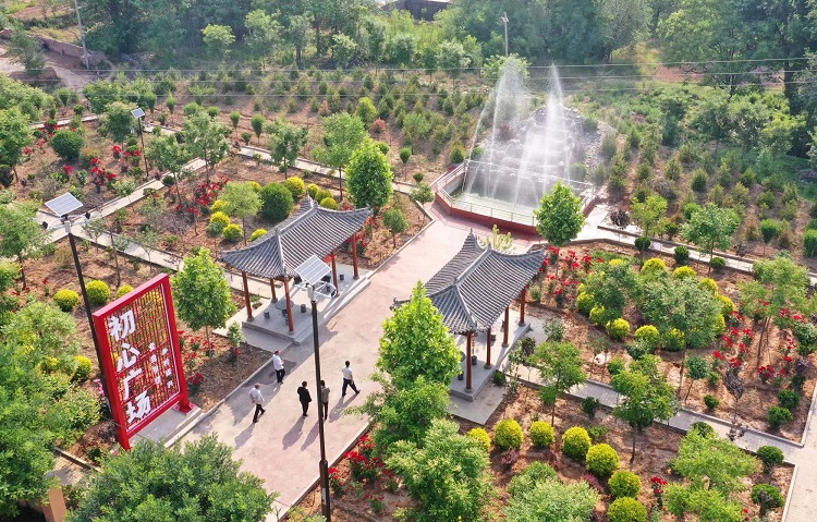 初夏時(shí)節(jié)，襄汾縣鄧莊鎮(zhèn)澗溝村初心廣場(chǎng)內(nèi)一派迷人的鄉(xiāng)村振興新圖景。李現(xiàn)俊攝