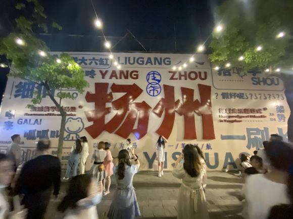 古運(yùn)河畔的皮市街充滿(mǎn)市井氣息。 人民網(wǎng) 張玉峰攝