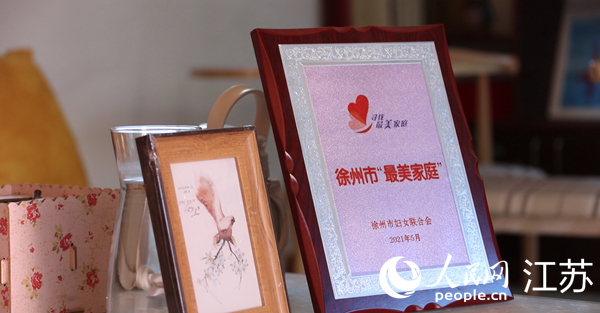 王繼蓮家庭獲得的部分榮譽。人民網(wǎng) 冷金明攝