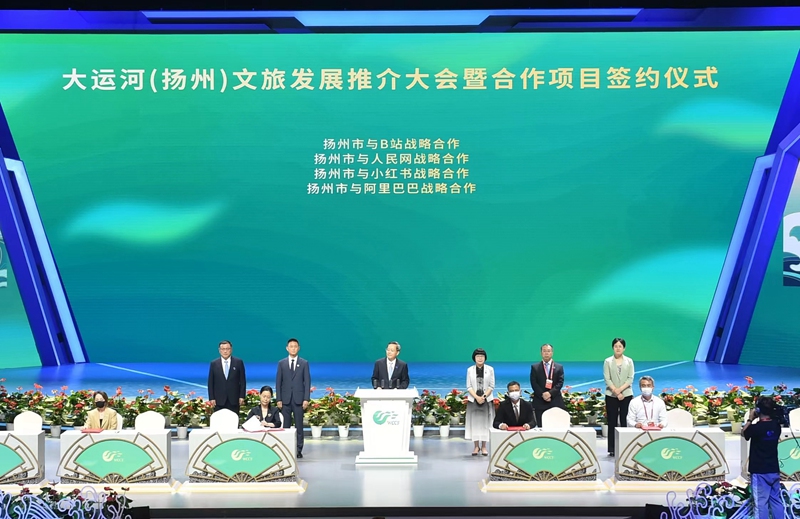 揚(yáng)州市副市長(zhǎng)劉流與人民網(wǎng)股份有限公司江蘇分公司總經(jīng)理汪崢嶸作為代表分別簽署了戰(zhàn)略合作協(xié)議。文斌攝