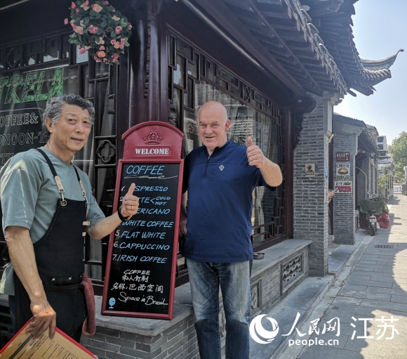 愛逛古巷的巴西人和揚(yáng)州朋友在仁豐里開了一家西餐廳。 人民網(wǎng) 張玉峰攝