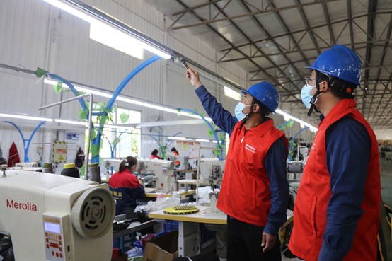 國網(wǎng)廣平縣供電公司共產(chǎn)黨員服務(wù)隊到當(dāng)?shù)胤b加工企業(yè)了解企業(yè)用電需求，幫助企業(yè)排查安全用電隱患。施振宇攝