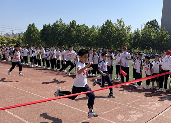 河北省威縣第四小學(xué)學(xué)生組織短跑比賽。 趙國華攝