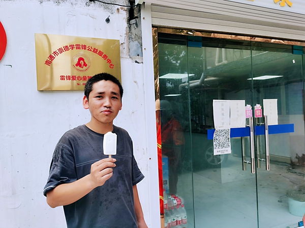 2過路司機在驛站冷飲。人民網(wǎng)記者王繼亮攝.jpg
