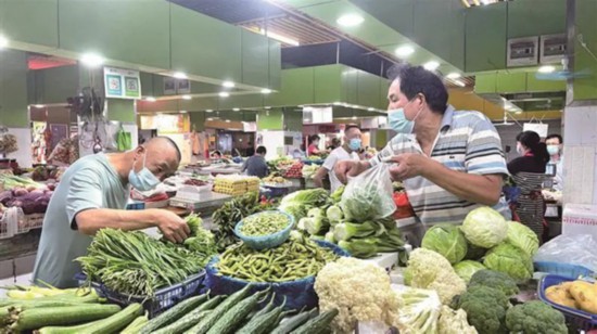 無錫市民在沁揚市場和往常一樣購買農(nóng)副產(chǎn)品。宗曉東攝
