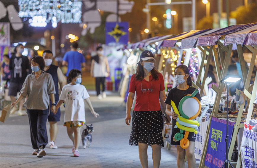 青年無限宇宙潮動市集匯聚眾多文創(chuàng)產(chǎn)品，豐富市民夜生活。王英浩攝