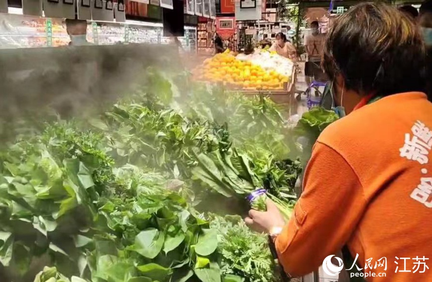 在大潤(rùn)發(fā)長(zhǎng)江北路店里，果蔬、肉蛋等生活必需品種類齊全，供應(yīng)充足，市民正有序選購(gòu)。無錫市委網(wǎng)信辦供圖