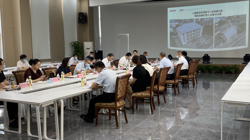 河?xùn)|區(qū)委書(shū)記范少軍一行深入老電建公司辦公園區(qū)就盤(pán)活園區(qū)工作進(jìn)行部署研究。河?xùn)|區(qū)供圖