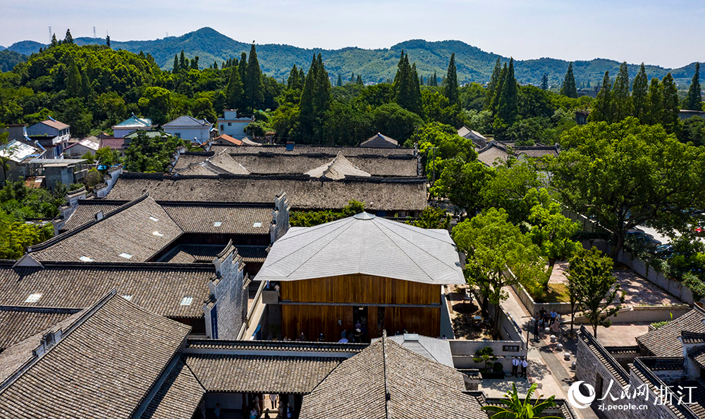 7月23日，空中俯瞰位于寧波市江北區(qū)慈城鎮(zhèn)的抱珠樓。人民網(wǎng) 章勇濤攝
