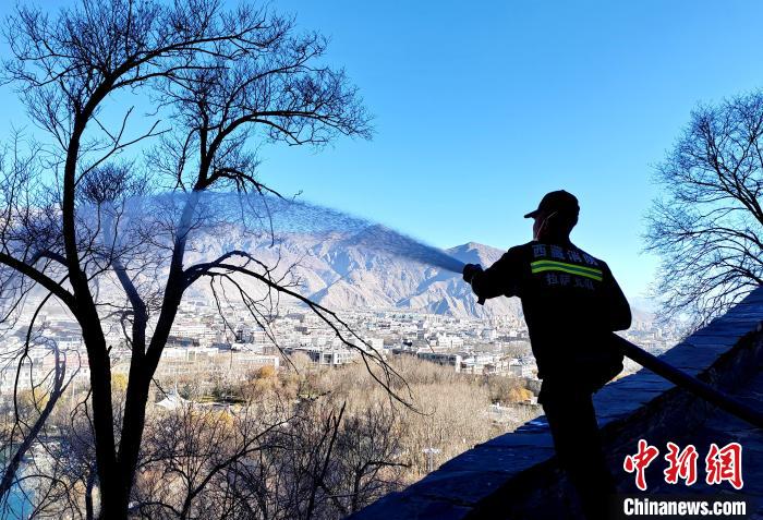 12月6日，布達(dá)拉宮消防救援大隊(duì)在布達(dá)拉宮山體林草區(qū)域開展?jié)窕ぷ鳌！㈣?攝