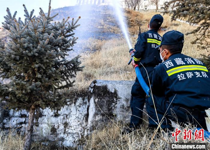 12月6日，布達(dá)拉宮消防救援大隊(duì)在布達(dá)拉宮山體林草區(qū)域開展?jié)窕ぷ??！㈣?攝