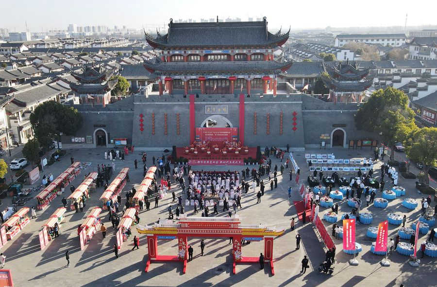 城門掛春聯(lián)，金湖沖刺“開門紅”。陳義寶攝