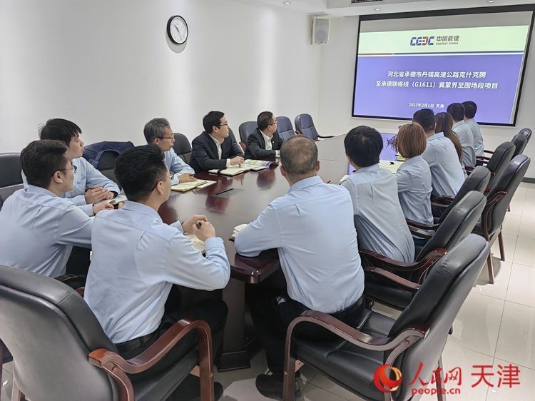 近日，中能建路橋工程有限公司領(lǐng)導(dǎo)班子成員與員工開會討論，如何根據(jù)今年的項目招聘合適的優(yōu)秀人才。  人民網(wǎng) 孫翼飛攝