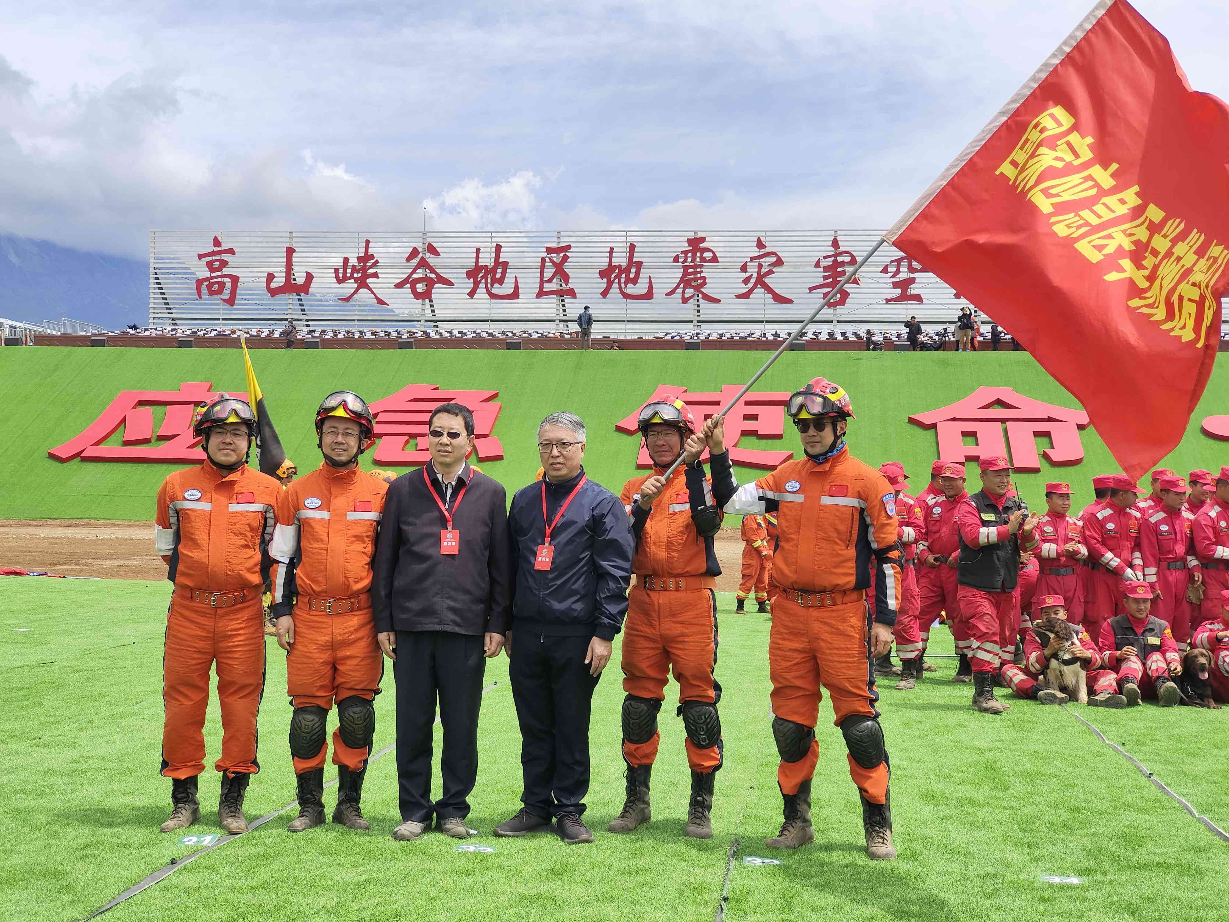 呂國(guó)忠以總領(lǐng)隊(duì)身份，帶領(lǐng)國(guó)家應(yīng)急醫(yī)學(xué)救援隊(duì)演練。受訪者供圖
