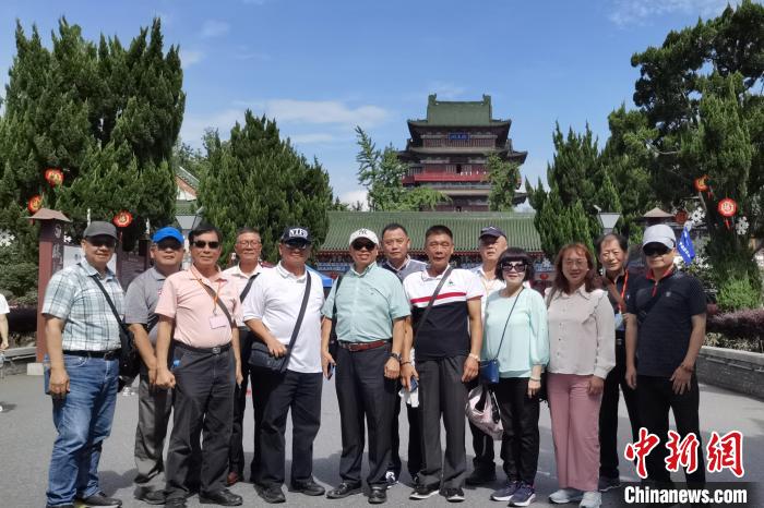 圖為臺(tái)灣新北市永和區(qū)里長(zhǎng)聯(lián)誼會(huì)江西參訪團(tuán)一行在南昌滕王閣前合影。　柳曉丹 攝