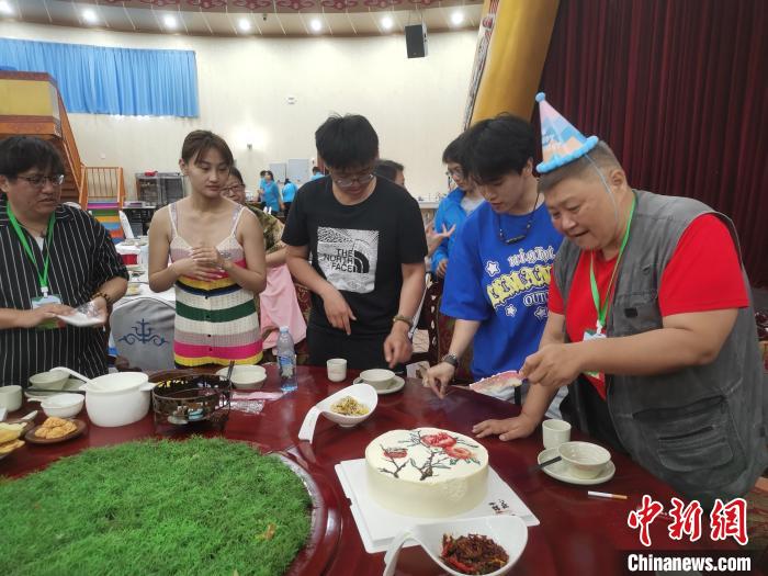 圖為內(nèi)蒙古臺(tái)辦為臺(tái)胞過生日。　李愛平 攝