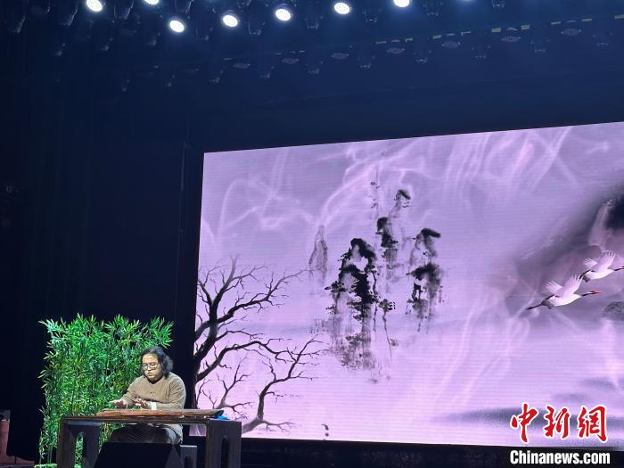 閩派古琴名家陳志強(qiáng)演奏一曲《流水》?！堺惥?攝
