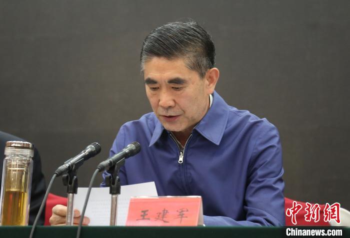 圖為青海省委書記王建軍出席會議并作講話?！?zhí)砀?攝