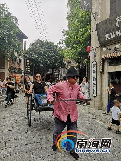 馮小剛電影公社里體驗“黃包車”的游客。南海網(wǎng)記者 蘇靚 攝