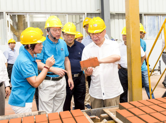 2019年6月21日下午，省長沈曉明在三亞建筑廢棄物綜合利用廠，查看用建筑廢棄物綜合處理后制成的再生水泥磚。海南日?qǐng)?bào)記者 宋國強(qiáng) 攝