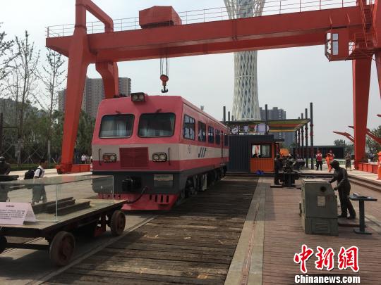 公園內(nèi)的火車車廂與貨場(chǎng)龍門吊等工業(yè)遺跡?！「呒t超 攝