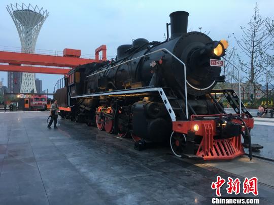 公園內(nèi)保留布置了蒸汽時(shí)代火車頭?！「呒t超 攝
