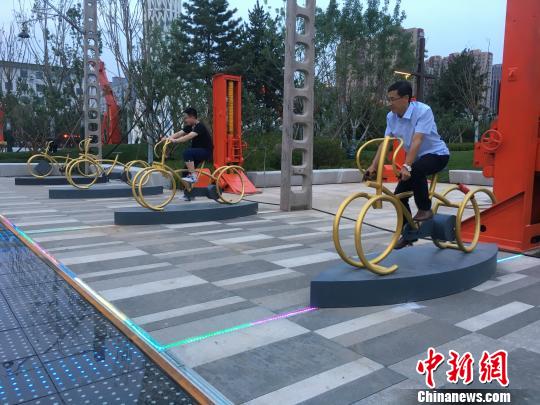 市民使用公園內(nèi)的健身設(shè)施?！「呒t超 攝