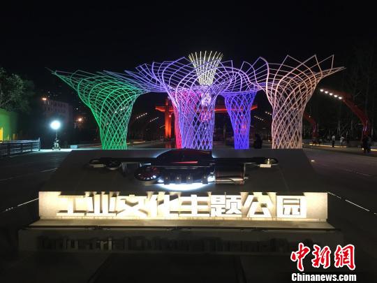 夜晚，奧運(yùn)“五色樹”的燈光?！「呒t超 攝