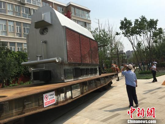 公園內(nèi)陳列著臥式蒸汽鍋爐等工業(yè)產(chǎn)品?！「呒t超 攝