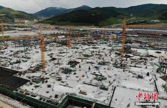 6月28日，航拍鏡頭下的河北張家口冬奧會太子城冰雪小鎮(zhèn)項目。太子城冰雪小鎮(zhèn)項目位于2022年冬奧會張家口賽區(qū)核心區(qū)，連接張家口賽區(qū)云頂和古楊樹兩個競賽場館群，建成后將承擔賽時核心區(qū)配套保障功能，提供冬奧頒獎、貴賓接待、交通換乘、休閑娛樂等服務(wù)，賽后將成為一座國際化四季度假小鎮(zhèn)。 中新社記者 楊艷敏 攝