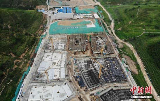 6月28日，航拍鏡頭下的河北張家口冬奧會太子城冰雪小鎮(zhèn)項目。太子城冰雪小鎮(zhèn)項目位于2022年冬奧會張家口賽區(qū)核心區(qū)，連接張家口賽區(qū)云頂和古楊樹兩個競賽場館群，建成后將承擔賽時核心區(qū)配套保障功能，提供冬奧頒獎、貴賓接待、交通換乘、休閑娛樂等服務(wù)，賽后將成為一座國際化四季度假小鎮(zhèn)。 中新社記者 楊艷敏 攝