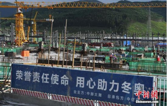 6月28日，河北張家口冬奧會太子城冰雪小鎮(zhèn)項目現(xiàn)場。太子城冰雪小鎮(zhèn)項目位于2022年冬奧會張家口賽區(qū)核心區(qū)，連接張家口賽區(qū)云頂和古楊樹兩個競賽場館群，建成后將承擔賽時核心區(qū)配套保障功能，提供冬奧頒獎、貴賓接待、交通換乘、休閑娛樂等服務(wù)，賽后將成為一座國際化四季度假小鎮(zhèn)。 中新社記者 楊艷敏 攝