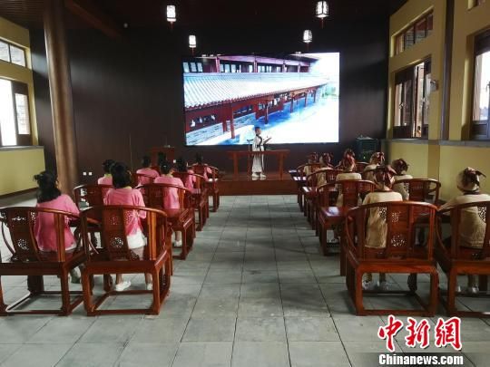 學(xué)生們?cè)诖笤瓡赫b讀國(guó)學(xué)經(jīng)典?！⊥貔i 攝
