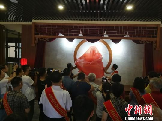 為董子石像揭幕?！⊥貔i 攝