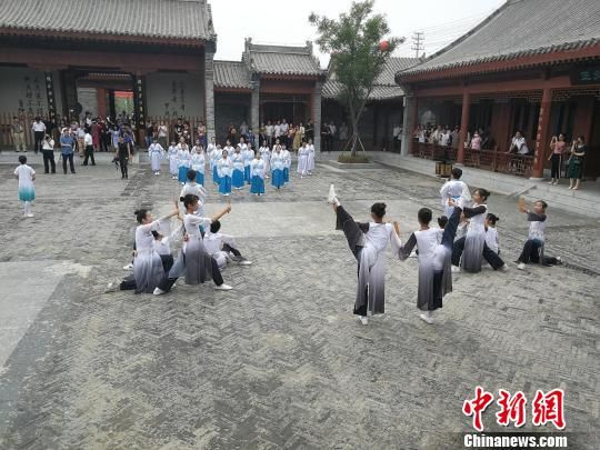 誦讀國(guó)學(xué)經(jīng)典展演?！⊥貔i 攝