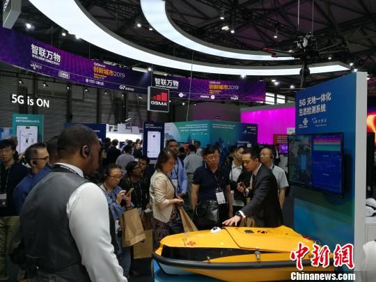 圖為現(xiàn)場人員講解5G“天地一體化”生態(tài)檢測系統(tǒng)?！∪伟厮?攝