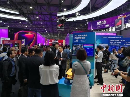 雄安新區(qū)展臺吸引不少眾多觀眾駐足關(guān)注?！∪伟厮?攝