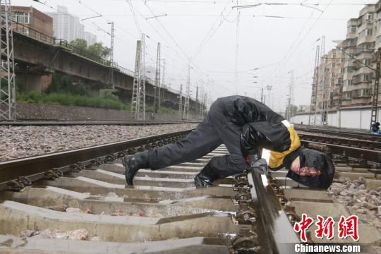 蘭州西工務(wù)段蘭州線路車間職工檢查線路幾何尺寸?！⊥豕廨x 攝