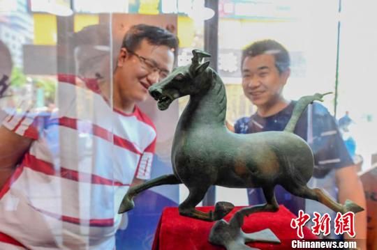 甘肅省博物館將榮登《國家寶藏》的文物銅奔馬和人頭形器口彩陶瓶搬到了絲路如意餐廳，讓顧客在餐廳內(nèi)就能近距離的和文物面對面?！＄娦?攝