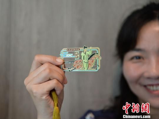 絲路主題餐廳內(nèi)推出的文創(chuàng)產(chǎn)品?！＄娦?攝