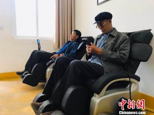 袁家壩村老年人使用按摩椅?！“瑧c龍 攝