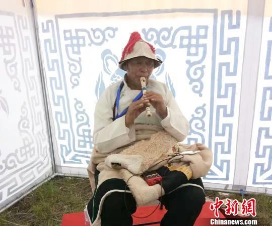 圖為瑪曲縣非遺彈唱藝術(shù)。　鐘欣 攝