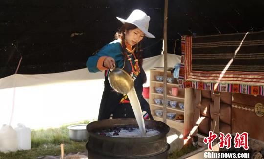 圖為展示瑪曲藏民族傳統(tǒng)特色美食制作工藝。　鐘欣 攝