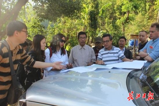 在尼泊爾，武漢市土地利用和城市空間規(guī)劃研究中心設(shè)計(jì)團(tuán)隊(duì)現(xiàn)場(chǎng)踏勘。(武漢市土地利用和城市空間規(guī)劃研究中心 供圖)