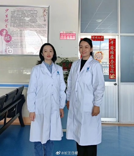 “有醫(yī)生嗎？有人暈倒了！”武漢協(xié)和醫(yī)院援藏醫(yī)療隊(duì)員聽到呼救就沖了上去