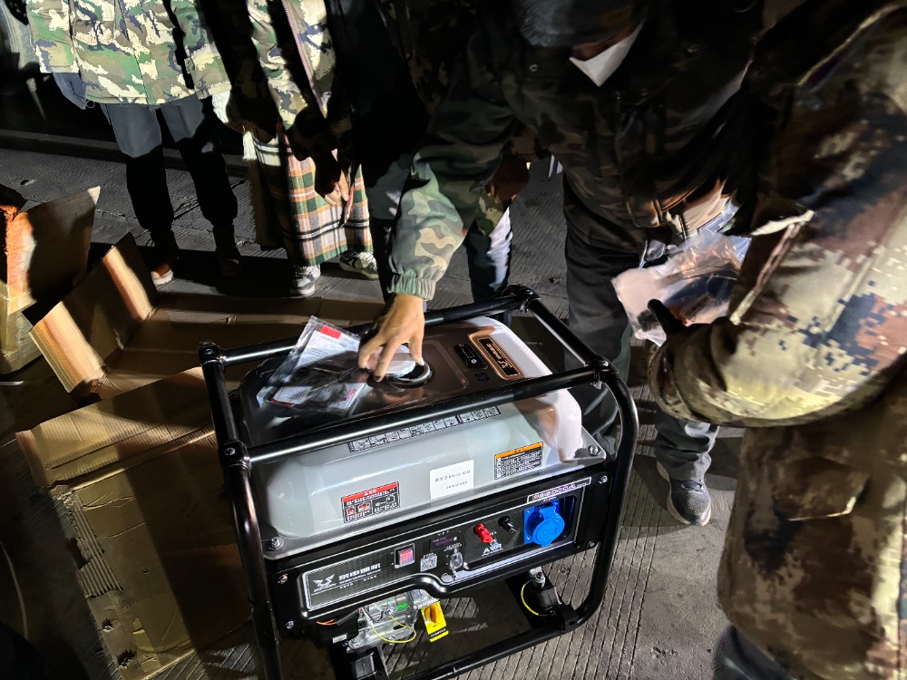 震區(qū)所需 重慶所能！重慶首批救援物資跨越千里抵達(dá)雪域高原