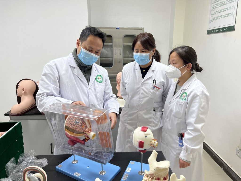 重慶援藏醫(yī)療專家開展“師帶徒”工作。