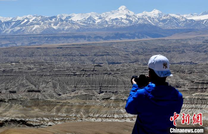 4月5日，游客在觀景臺(tái)拍攝札達(dá)土林?！±盍?攝