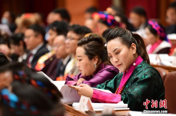 1月5日，次旦卓嘎(右一)在拉薩參加西藏自治區(qū)第十一屆人民代表大會第五次會議第二次全體會議。西藏自治區(qū)人大代表次旦卓嘎來自日喀則市定日縣，定日縣被稱為“洛諧故鄉(xiāng)”，作為西藏民間歌舞，洛諧已被列入中國國家非物質(zhì)文化遺產(chǎn)項目名錄，這是集歌、舞、樂、彈唱于一體的綜合藝術(shù)形式。參加完西藏2022年新年音樂會的次旦卓嘎告訴記者，每年參加的基層演出可達(dá)80場，“我希望用最純粹的方式，把最好的聲音帶到西藏乃至中國的各個角落?！?<a target='_blank' href='/'><p  align=